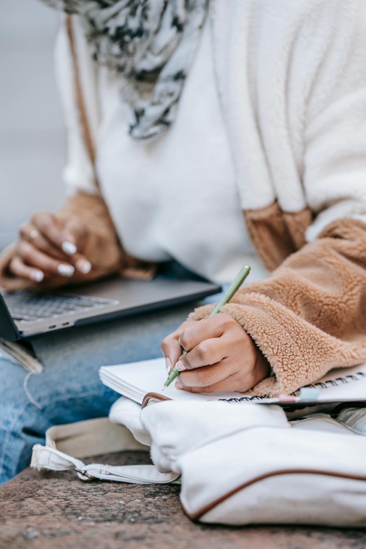ノートに書き込みながら定期テストと模試の復習をする学習風景